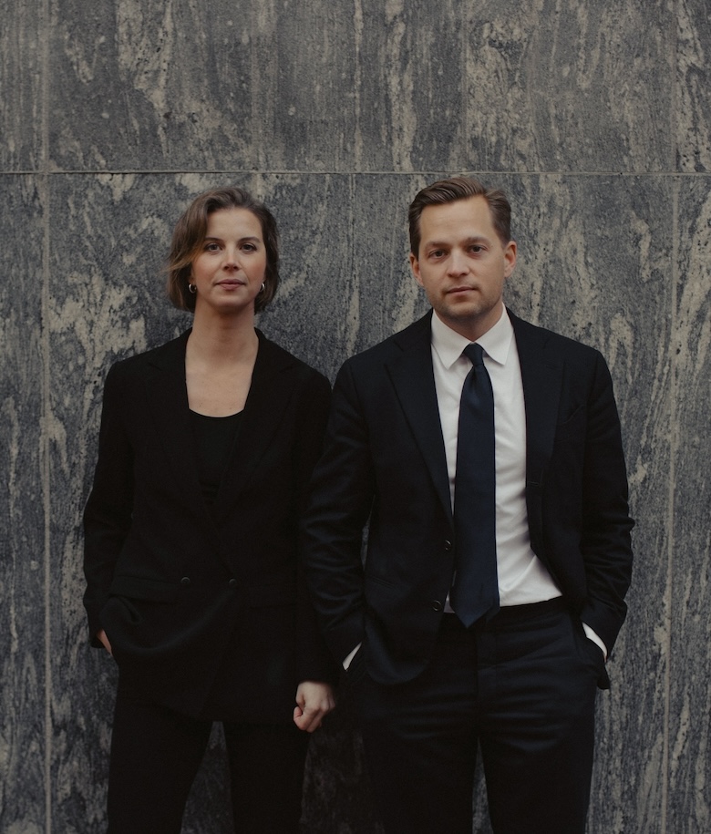 Elin Ternet och Hampus Wikerstål står framför en stenvägg med melerat mönster